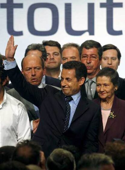 Sarkozy saluda a sus seguidores en un acto de campaña.