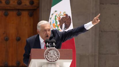 El presidente de México, Andrés Manuel López Obrador, habla durante el sexto informe de gobierno este domingo, en el Zócalo de Ciudad de México (México).