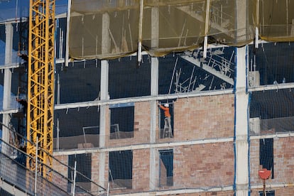 Construcción de vivienda nueva en el barrio de La Marina de Port de Barcelona. 