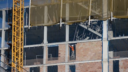Construcción de vivienda nueva en el barrio de La Marina de Port de Barcelona.