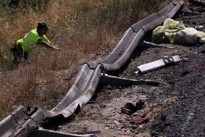 Un policía realizando tareas de búsqueda y localización en la zona del accidente.