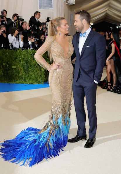 Blake Lively, de Versace, junto a su marido Ryan Reynolds.