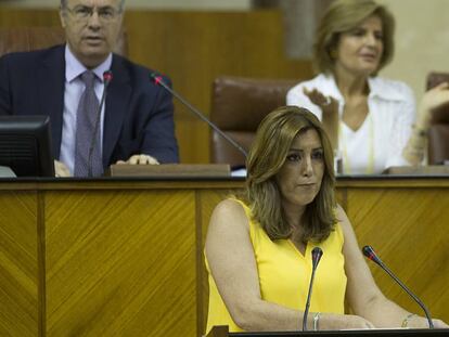 Susana D&iacute;az, en la tribuna del Parlamento andaluz.