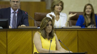 Susana D&iacute;az, en la tribuna del Parlamento andaluz.