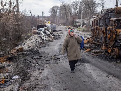 Una anciana caminaba por Torske, en Donetsk, el pasado 30 de diciembre.