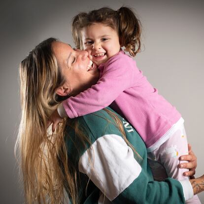13-12-2024. Córdoba. Fotos a la niña Aitana Torres Gómez con su madre Maricarmen Gómez, la niña recibió un tratamiento de terapia genica en el Hospital San Rafaelle , Fundacion Telethon, de Milan (Italia). Fotos Chencho Martínez