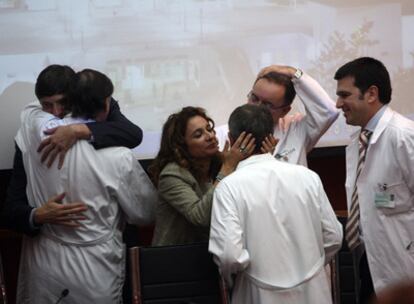 María Jesús Montero felicita ayer a los responsables del equipo médico que han realizado el trasplante.