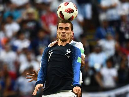 Griezmann disputa un balón aéreo en el Francia-Argentina de octavos de final del Mundial