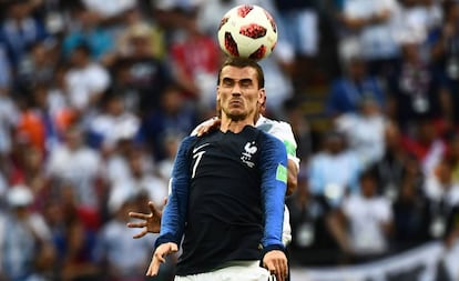 Griezmann disputa un balón aéreo en el Francia-Argentina de octavos de final del Mundial