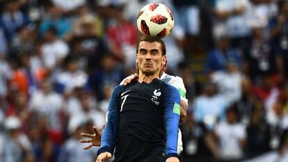 Griezmann disputa un balón aéreo en el Francia-Argentina de octavos de final del Mundial