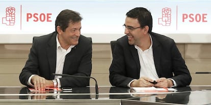 Reunión de la comisión gestora del PSOE, presidida por Javier Fernandez (izquierda).