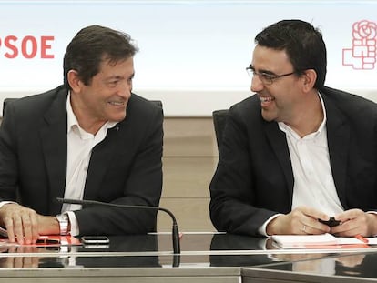 Reunión de la comisión gestora del PSOE, presidida por Javier Fernandez (izquierda).