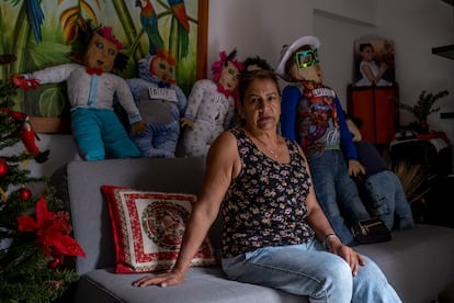 Silvia Gutiérrez, de 67 años, nació en Rionegro, Antioquia y desde hace más de 35 años se dedica a la producción de muñecos de año viejo.
