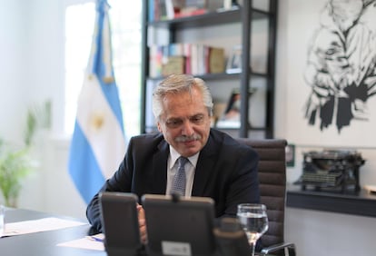 Alberto Fernández durante uma conversa telefônica com Vladimir Putin. 