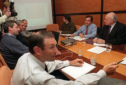 El <b><i>lehendakari</b></i> Ibarretxe, en primer término, durante la reunión del EBB de ayer.