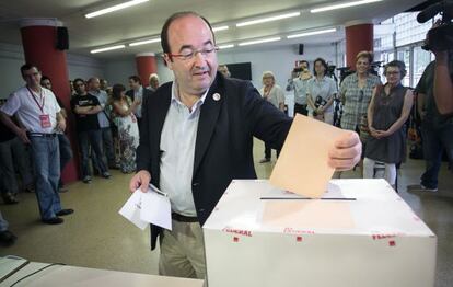 Miquel Iceta, votando en la agrupación del PSC de Sant Martí.