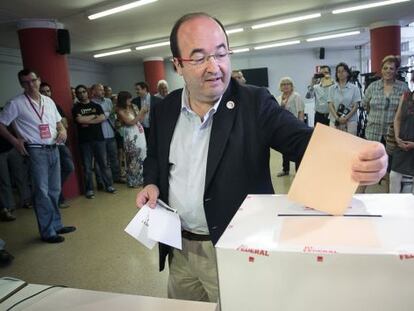 Miquel Iceta, votando en la agrupaci&oacute;n del PSC de Sant Mart&iacute;.