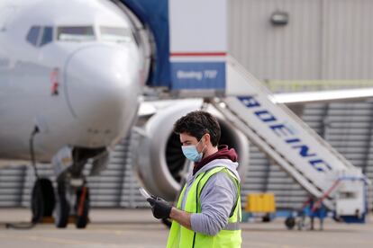 Un trabajador de Boeing, este miércoles junto a un MAX en Renton (Washington).