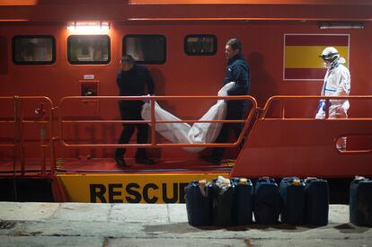 Desembarco del cadáver de una mujer migrante en el puerto de Málaga.