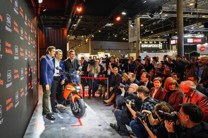 Lucas Casasnovas (a la derecha), responsable de Urban Mobility de Seat, junto a Luca de Meo, presidente de la compañía (en el centro) y Alejandro Mesonero Romanos, Director de Diseño de Seat, en la presentación de la e-Scooter en Barcelona.