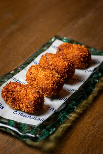 Las croquetas de pollo rustido a la catalana están elaboradas con la misma receta de Tapas 24.