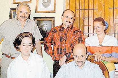 La familia de Carlos Salinas en 1994: arriba, sus hermanos Raúl, Enrique y Paulina (casada con Ruiz Massieu). Abajo, el ex presidente con su mujer, Cecilia Occelli.
