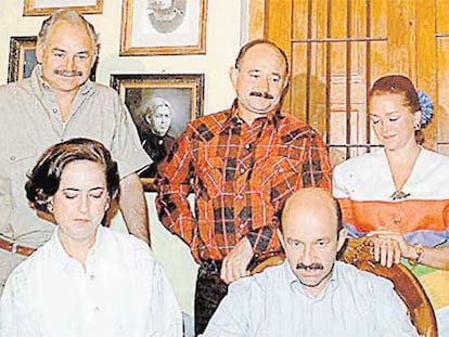 La familia de Carlos Salinas en 1994: arriba, sus hermanos Raúl, Enrique y Paulina (casada con Ruiz Massieu). Abajo, el ex presidente con su mujer, Cecilia Occelli.