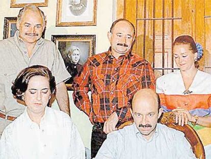 La familia de Carlos Salinas en 1994: arriba, sus hermanos Raúl, Enrique y Paulina (casada con Ruiz Massieu). Abajo, el ex presidente con su mujer, Cecilia Occelli.