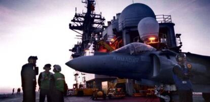 Un avi&oacute;n Harrier, parado en la cubierta del &#039;Pr&iacute;ncipe de Asturias&#039;. 