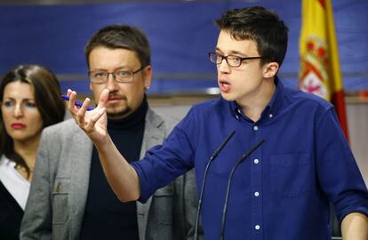 El portavoz de Podemos, Íñigo Errejón, junto al portavoz de En Comú Podem en el Congreso, Xavier Domènech, en rueda de prensa en el Congreso.