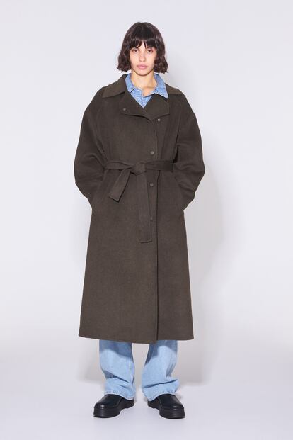 Con un aire militar y de estilo vintage, este abrigo con cinturón de Bimba y Lola en color caqui es tu básico de invierno definitivo.

350€