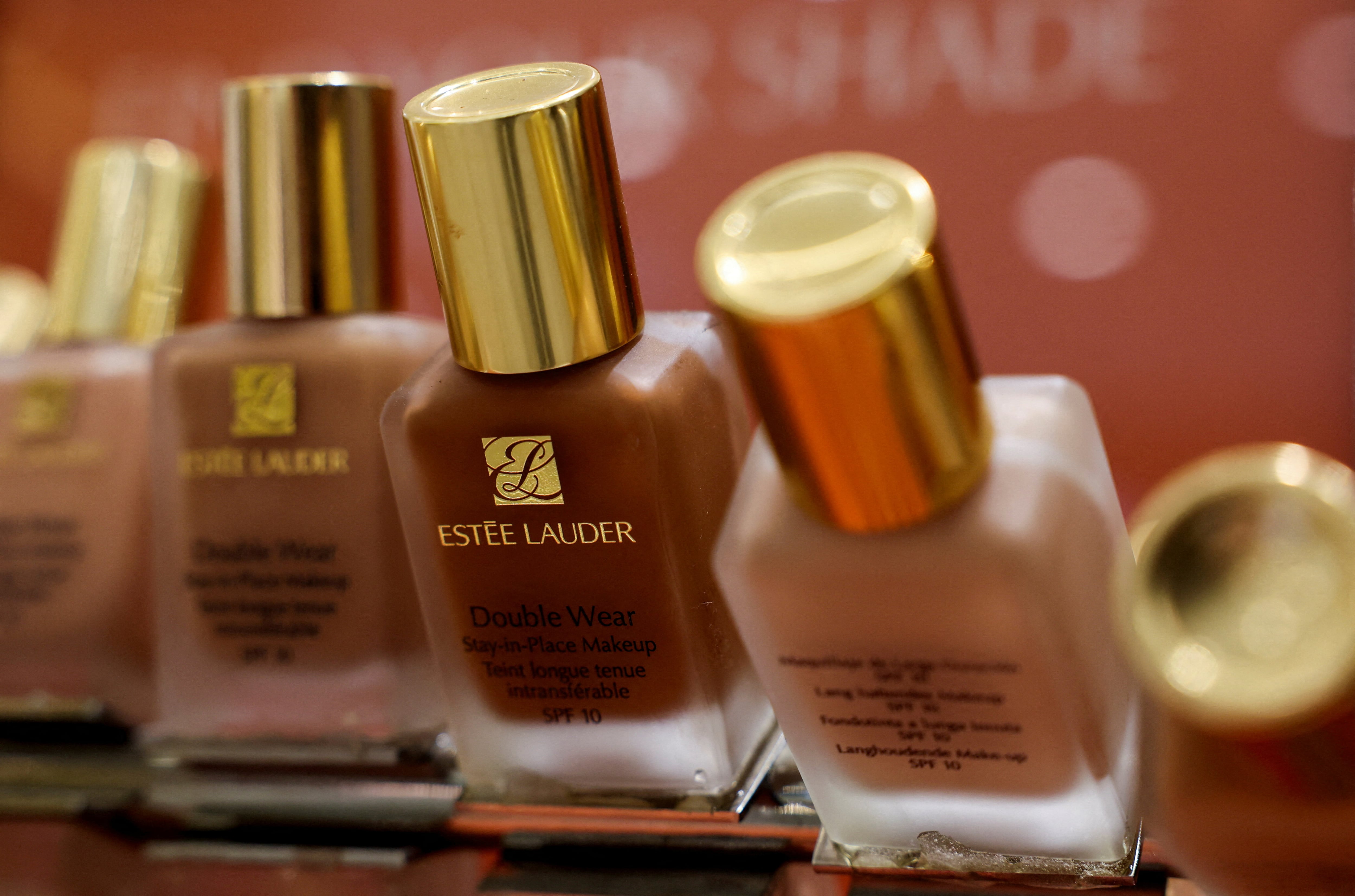 Estée Lauder reserva 180 millones en plena fusión con Puig para zanjar una demanda por información financiera falsa 