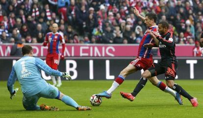 Lewandowski intenta marcar ante el meta Drobny y Götz.