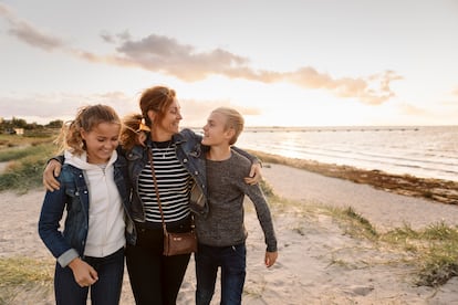 Una serie, un paseo o una canción puede ayudar a los padres a preguntar a los hijos: “¿Tú qué piensas?”, según explica Raquel Hurtado.