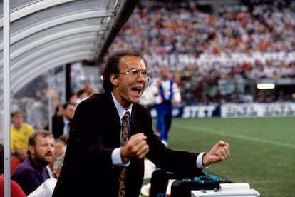 El seleccionador de Alemania Occidental, Franz Beckenbauer, celebra un segundo gol de su equipo durante la Copa Mundial de la FIFA Italia, el año 1990.