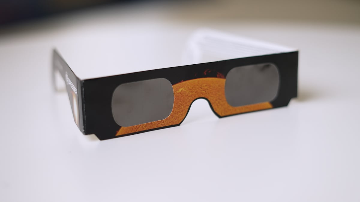 ¿Cómo hay que usar las gafas especiales durante el eclipse solar total del 12 de agosto?