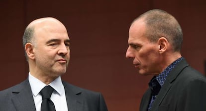 El Comisario Pierre Moscovici junto al ministro griego, Yanis Varoufakis.