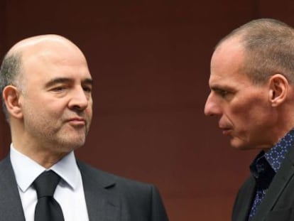 El Comisario Pierre Moscovici junto al ministro griego, Yanis Varoufakis.