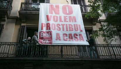 Una enorme pancarta contra un prost&iacute;bulo en un inmueble de la calle de Valencia.