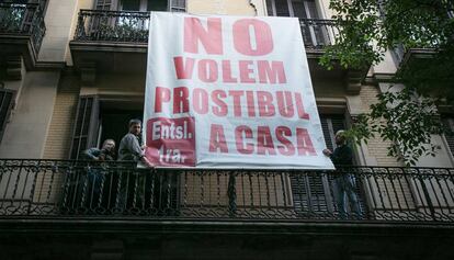 Una enorme pancarta contra un prostíbulo en un inmueble de la calle de Valencia.