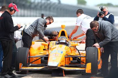 El piloto español Fernando Alonso prueba el Dallara DW12 Honda para dar sus primeras vueltas al óvalo de 2,5 millas de Indianápolis.