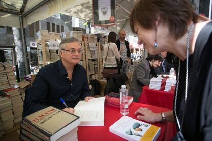 L'escriptor i analista Moisés Naím signa llibres al centre de Barcelona.