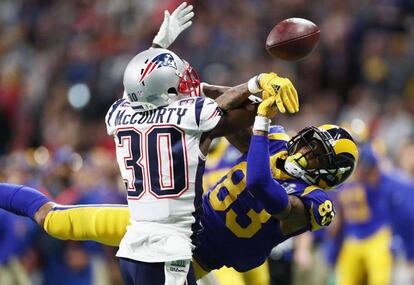 Jason McCourty de los New England Patriots defiende un pase contra Josh Reynolds de Los Ángeles Rams.