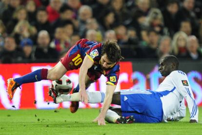 N'Daw y Messi luchan por el balón