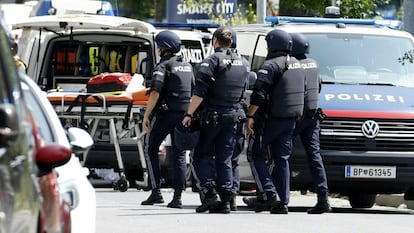 Agentes de policía trabajan en el exterior de la escuela tras el tiroteo en Graz, este martes.