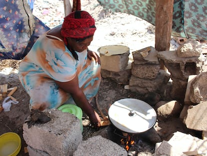 Una mujer refugiada etíope prepara comida en un campamento para refugiados en el distrito de Khor Maksar, en la ciudad de Adén, en Yemen.