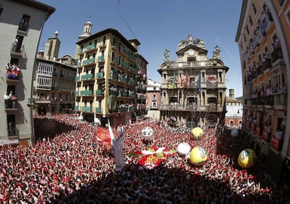 Miles de personas festejan con sus pañuelos alzados el inicio de las fiestas de San Fermín 2016.