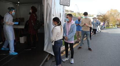 Residents in the Bilbao neighborhood of Santutxu waiting for a PCR test.