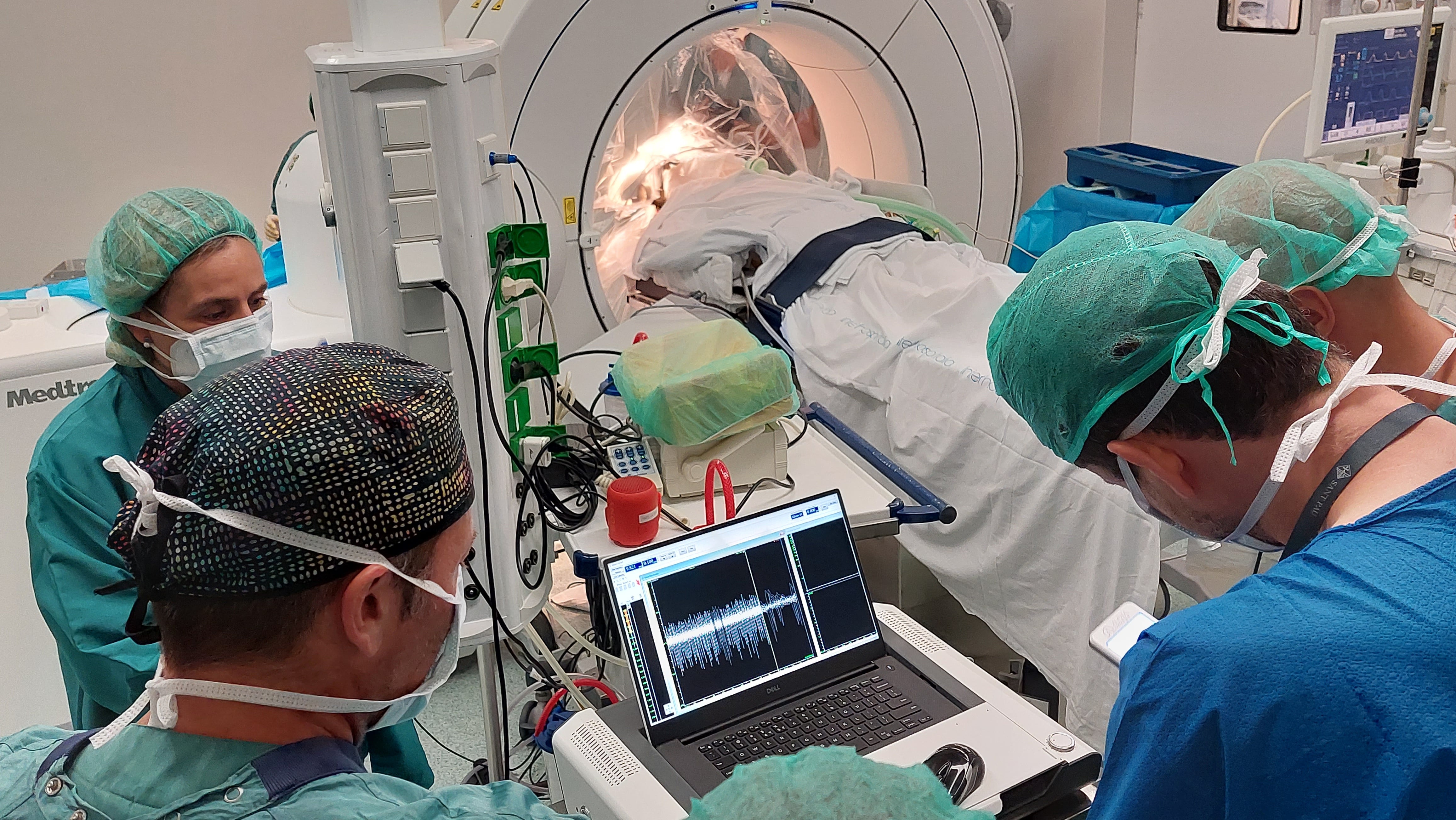 Cirugía de estimulación cerebral profunda para tratar un síndrome de Tourette grave en el Hospital Sant Pau de Barcelona.