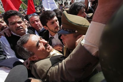 Jaime Gajardo, presidente de la Asociación de Profesores de Chile, se enfrenta a la policía de Carabineros en su intento por entrar al palacio de La Moneda, hoy día de paro nacional